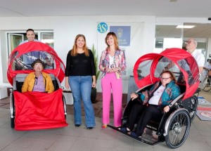 La Residencia de Taliarte estrena bicicletas elctricas para el disfrute de los mayores y sus familias