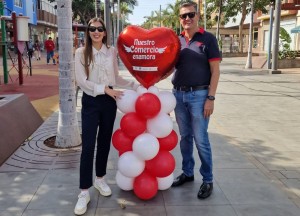 El amor inunda la zona comercial abierta de Santa Luca