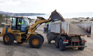Limpieza traslada 78.000 kilos de arena desde el paseo Costa Canaria a la orilla de Playa del Ingls