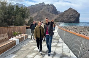 La Consejera de Turismo invierte 2,2 millones de euros el paseo martimo de la playa de La Aldea 