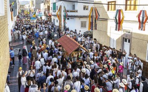 Miles personas inundan las calles de El Tablero en el 50 aniversario de su romera a la Santsima Trinidad