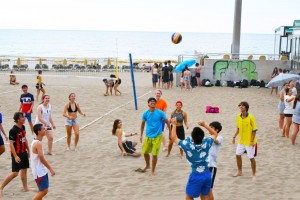 Alumnos de los IES T�mara y El Tablero aprenden a jugar al voley playa