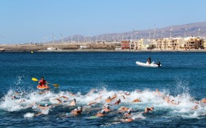 La Travesa a Nado de Arinaga rene a 400 nadadores veteranos y aficionados