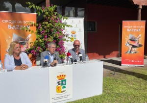 Artistas de BAZZAR visitan al alcalde de San Bartolom de Tirajana  