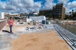 El Gobierno de Canarias sustituye el pavimento del paseo de la playa Costa Alegre en Arguinegun   
