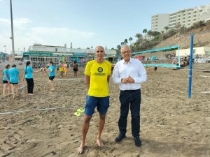El alumnado de los IES de Maspalomas se enganchan al voley playa en El Ingls