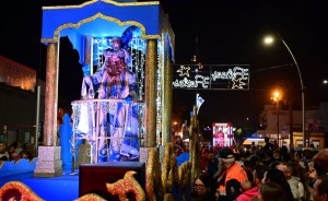 Miles de personas disfrutan de la Cabalgata de Reyes en Santa Luca