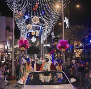 Los Reyes Magos regalan ilusin en Mogn