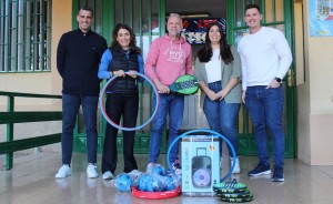 Dos centros educativos de Agimes reciben material deportivo por su participacin en la 39 Milla Urbana