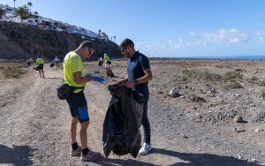 El Ayuntamiento de Mogn y el Club Noruego colaboran en la limpieza de la costa