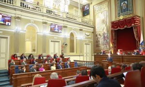 Clavijo anuncia una ofensiva para limitar la residencia y la compra de viviendas a extranjeros