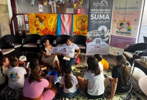 Cuentacuentos y manualidades para familias con peques trans en el Maspalomas Pride
