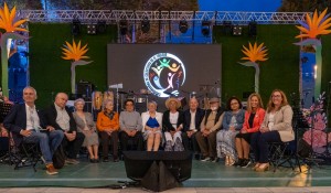 La Comisin de vecinos que impulsaron la construccin de la Iglesia de El Tablero recibe la Vara del Romero 