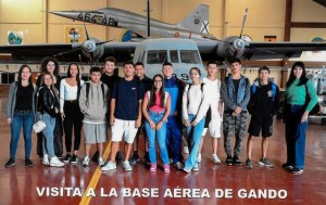 Estudiantes de Mogn visitan la Base Area de Gando