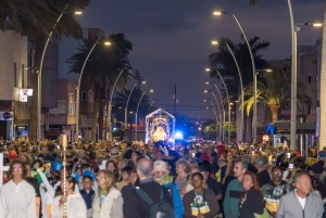 La Virgen del Pino es recibida de madrugada por miles de personas en Vecindario