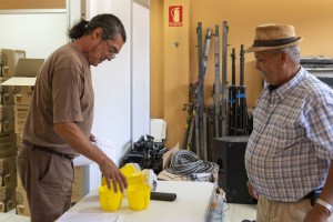 Mogn reparte mosqueros a los agricultores para convatir la mosca de la fruta