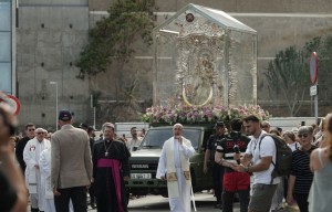 El Hospital Materno Infantil recibe a la Virgen del Pino en su Camino de Esperanza