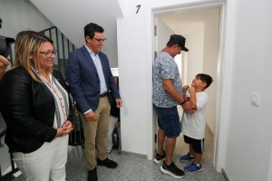 Nueve familias de Ingenio reciben viviendas protegidas gracias al impulso de la Consejera