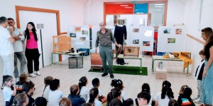 Nios y nias de Agimes aprenden la importancia de las abejas para el ecosistema