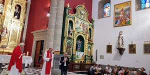 La iglesia de San Sebastin de Agimes luce un nuevo cuadro de Jos Luis Artiles  