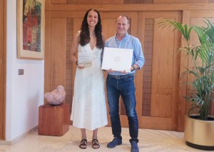 scar Hernndez recibe a la baloncestista Elena Rodrguez