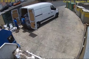 Limpieza denuncia un vertido ilegal de escombros en un auto compactador de El Tablero 