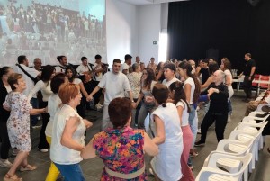 Mayores y jvenes estudiantes de Mogn celebran juntos los Finaos