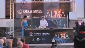 El Faro de Maspalomas saborea el talento de Pepa Muz y coctel Matteo Ciarpaglini