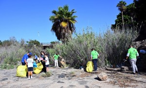 Una iniciativa comunitaria permite retirar 100 kilos de basura del Barranco de Maspalomas