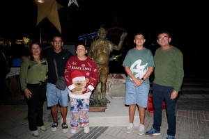 Playa de Mogn inaugura la escultura de  su nio fino