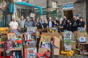 Global aporta 522 juguetes para colaborar con la iniciativa ben�fica de Casa Galicia 