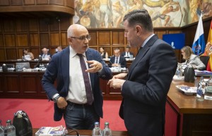 El Cabildo rechaza el cobro de AENA a las guaguas en los aeropuertos canarios