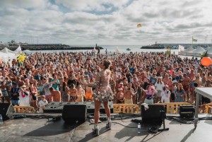 Mog�n despide 2026 en la Playa de Puerto Rico con 3.000 personas en el festival Adi�s, Hello!