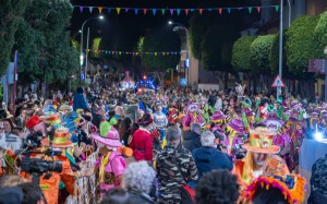 Ag�imes abre su Carnaval Africano con cientos de personas en el casco hist�rico en el Desfile Inaugural