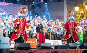 Los Serenquenquenes y �Los Cala�ta� se ganan al p�blico de Ag�imes con humor y desparpajo