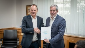 �scar Hern�ndez entrega a Clavijo las aportaciones municipalistas al Decreto Canarias
