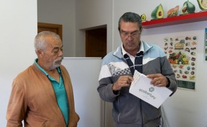  Mog�n reparte 600 trampas entre agricultores para proteger los cultivos de c�tricos y olivos de la polilla