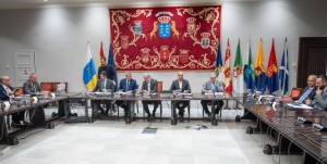 Clavijo presenta a los partidos su plan para que el Estado refuerce a Canarias ante la guerra