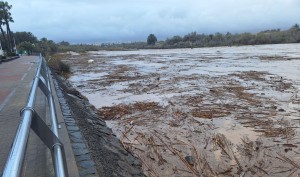 Desalojan a vecinos junto a  la Presa de Ayagaures ante el alivio de la presa