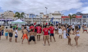 J�venes de Mog�n se movilizan contra el tabaco en una jornada educativa y deportiva en la playa