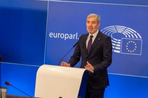 Clavijo plantea en Bruselas medidas espec�ficas para Canarias ante la crisis energ�tica