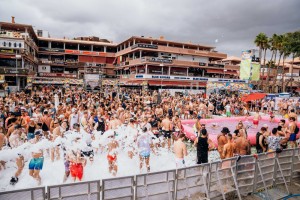 El Maspalomas Pride convierte el Yumbo en una gran fiesta de espuma