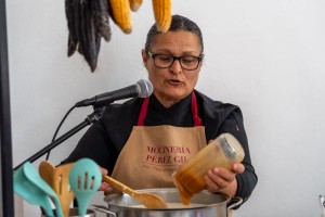 El frangollo de Olga en la Moliner�a P�rez Gil para celebrar el D�a de Canarias con los mayores 