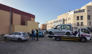 Ingenio retira de la zona comercial de Carlos V m�s de una veintena de veh�culos abandonados 
