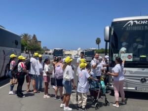 800 vecinos de SBT asisten a la misa del Papa Le�n XIV en el Estadio de Gran Canaria