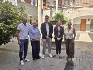 El PSOE de SBT registra alegaciones contra la privatizaci�n de hamacas y sombrillas