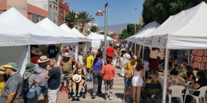 La Feria Brisa Marina re�ne en Arinaga a miles de personas en torno al comercio local