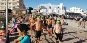 Arinaga da la bienvenida al verano con m�s de 100 nadadores en el �Primer Margullo�