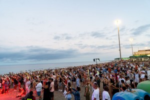 La Noche de San Juan re�ne a m�s de 7.000 personas en Playa del Ingl�s