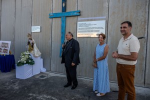 Onalia Bueno recibe la medalla del Papa y el Libro de Honores de Mog�n con la firma del Santo Padre